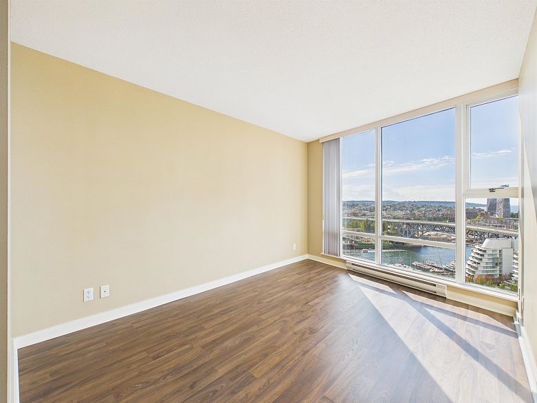 2505 455 Beach Crescent