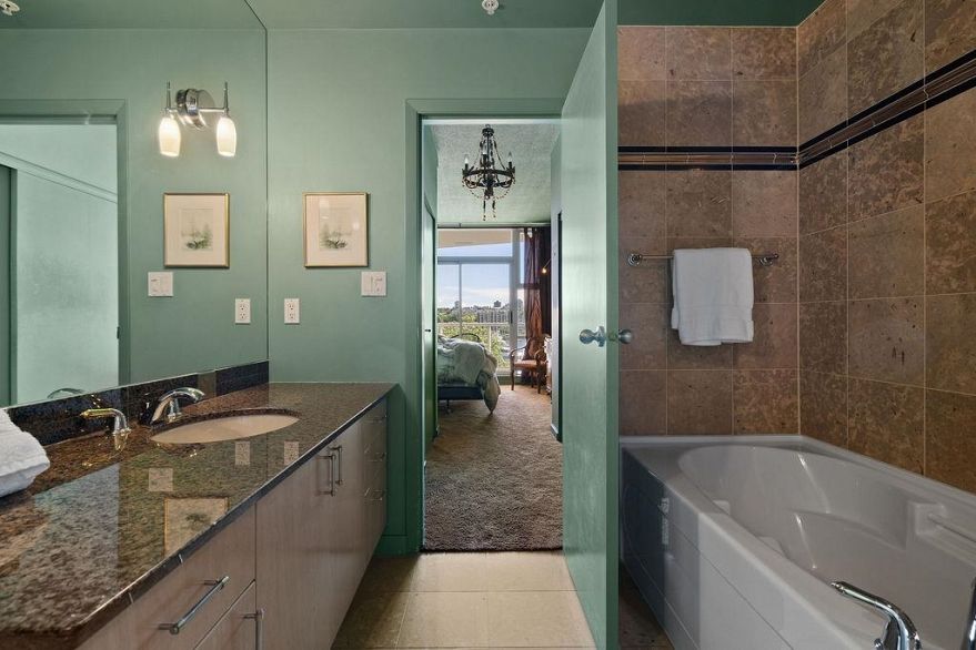 501 1099 Marinaside Crescent