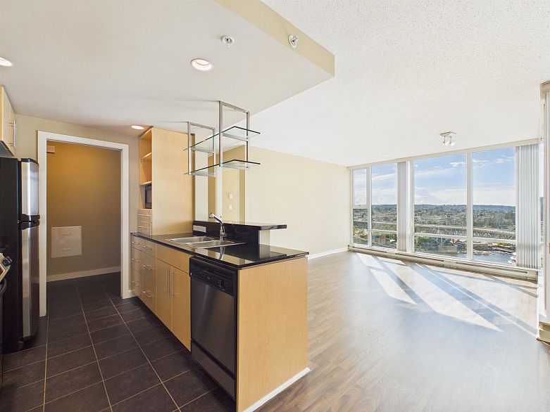 2505 455 Beach Crescent