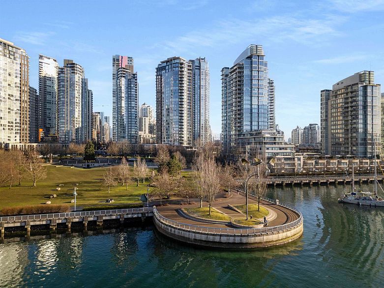 2505 455 Beach Crescent