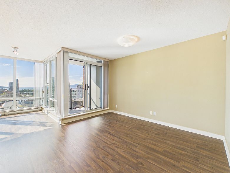 2505 455 Beach Crescent