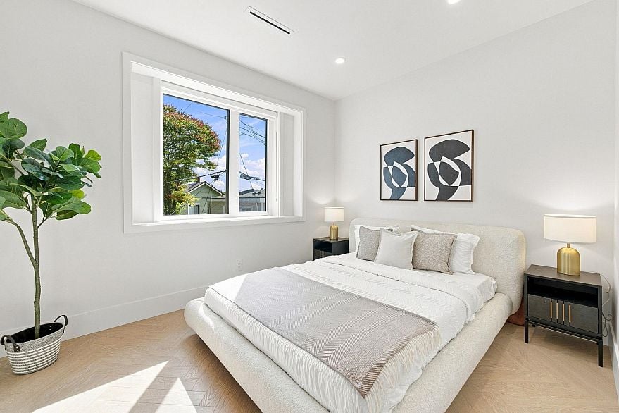3 646 E 23rd Avenue