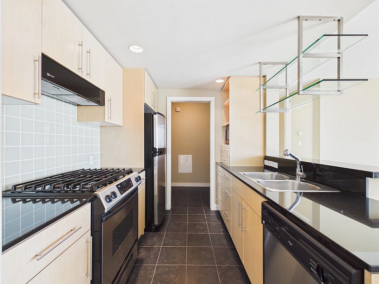 2505 455 Beach Crescent