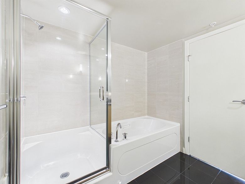 2505 455 Beach Crescent