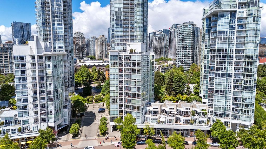 501 1099 Marinaside Crescent