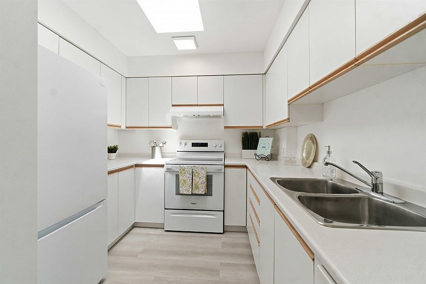402 3505 W Broadway