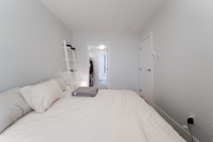 403 233 Kingsway
