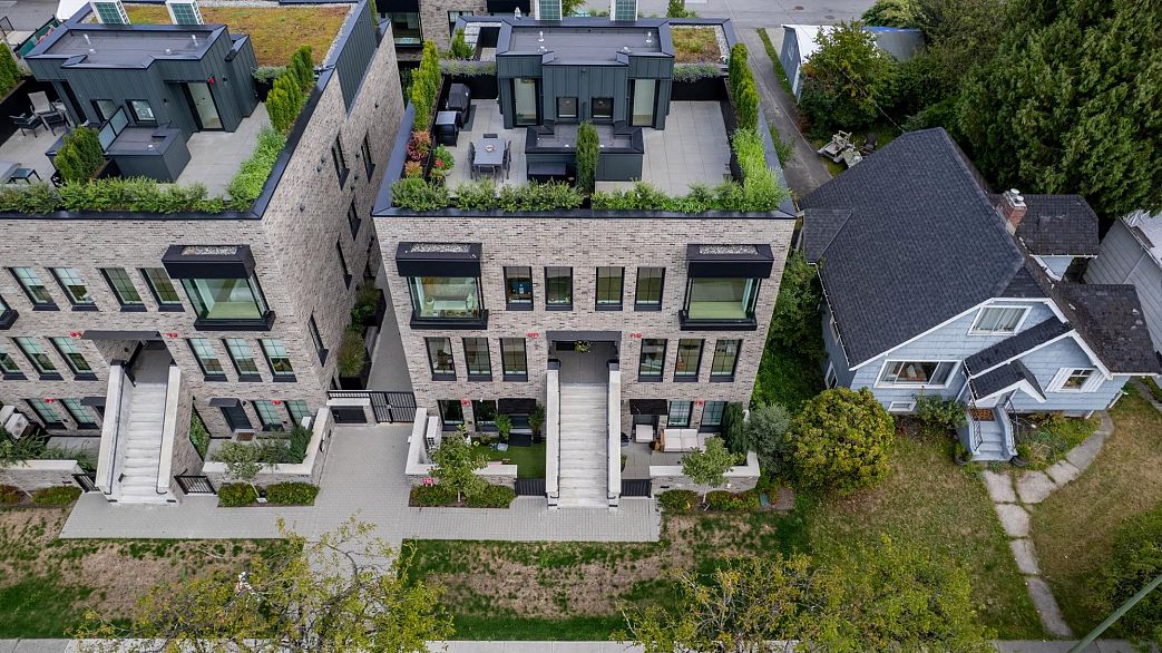 102 157 W King Edward