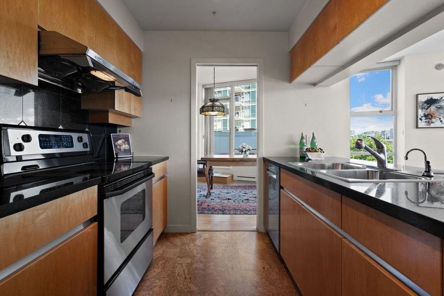 501 1099 Marinaside Crescent