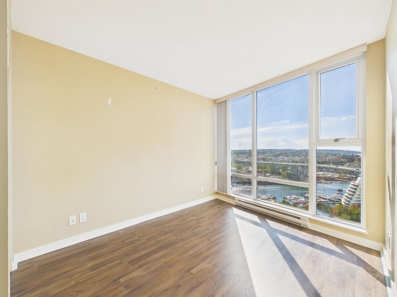2505 455 Beach Crescent