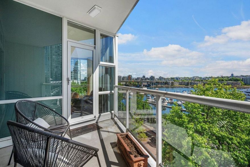501 1099 Marinaside Crescent