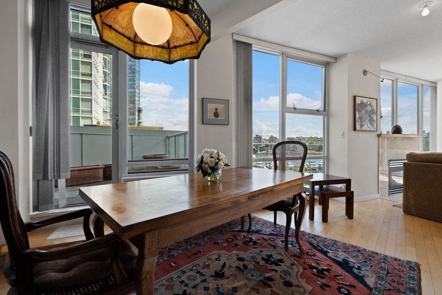 501 1099 Marinaside Crescent