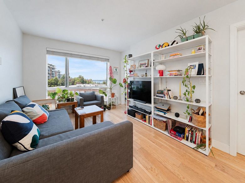 403 233 Kingsway