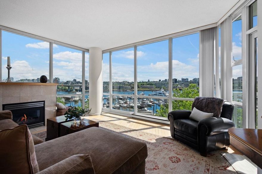501 1099 Marinaside Crescent