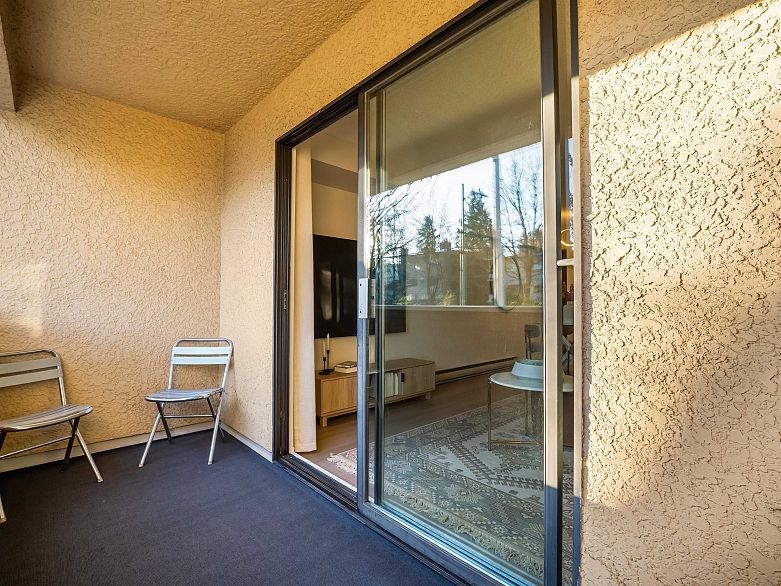 313 975 E Broadway