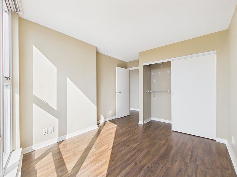 2505 455 Beach Crescent