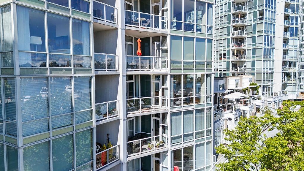 501 1099 Marinaside Crescent