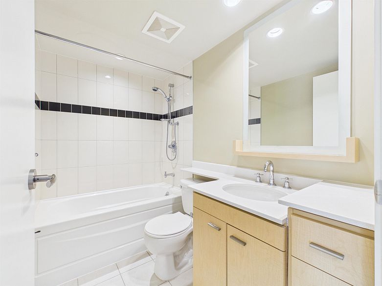 2505 455 Beach Crescent