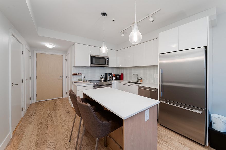 403 233 Kingsway