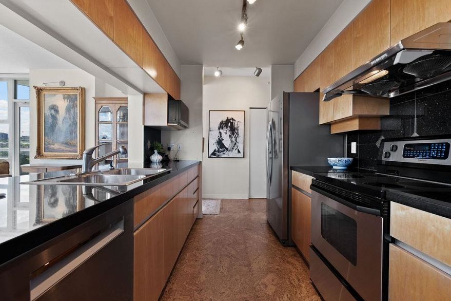 501 1099 Marinaside Crescent