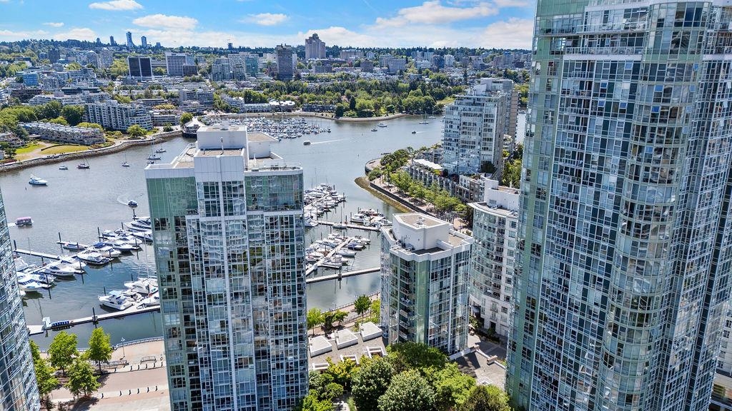 501 1099 Marinaside Crescent