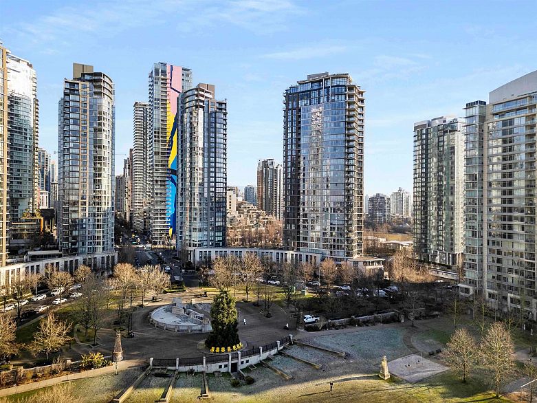 2505 455 Beach Crescent