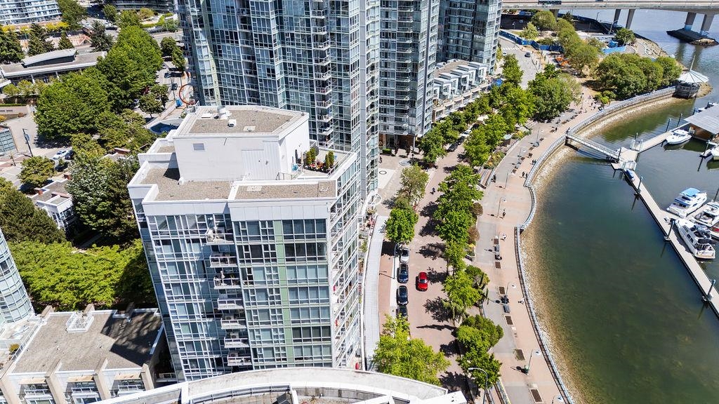 501 1099 Marinaside Crescent