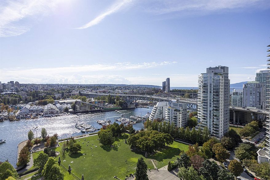2505 455 Beach Crescent