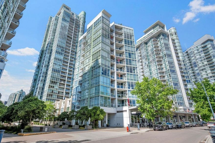 501 1099 Marinaside Crescent