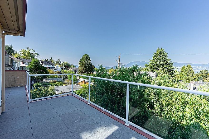 4327 Locarno Crescent