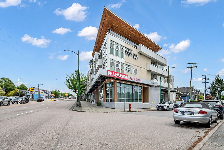 211 4338 Commercial Street