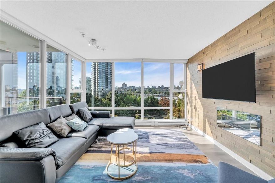 705 583 Beach Crescent