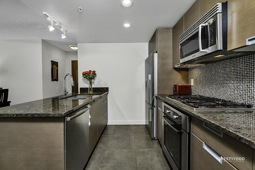 661 2080 W Broadway