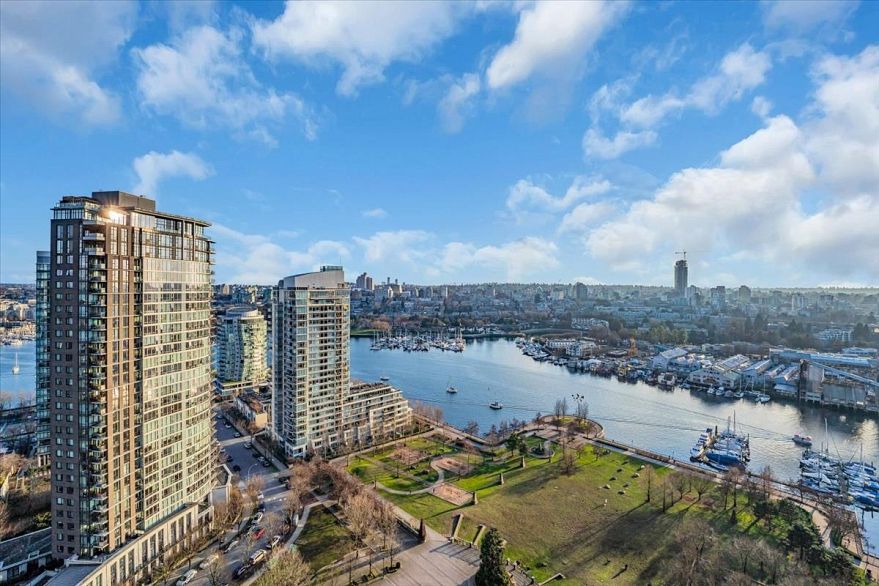 705 583 Beach Crescent