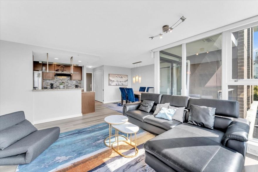 705 583 Beach Crescent