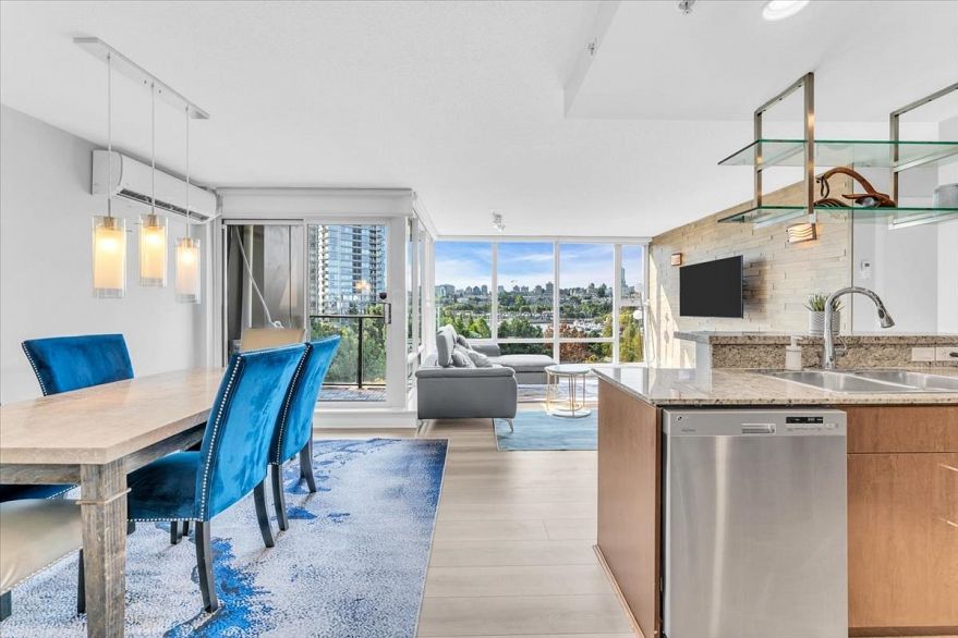 705 583 Beach Crescent