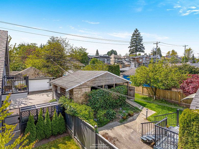 3022 W King Edward Avenue