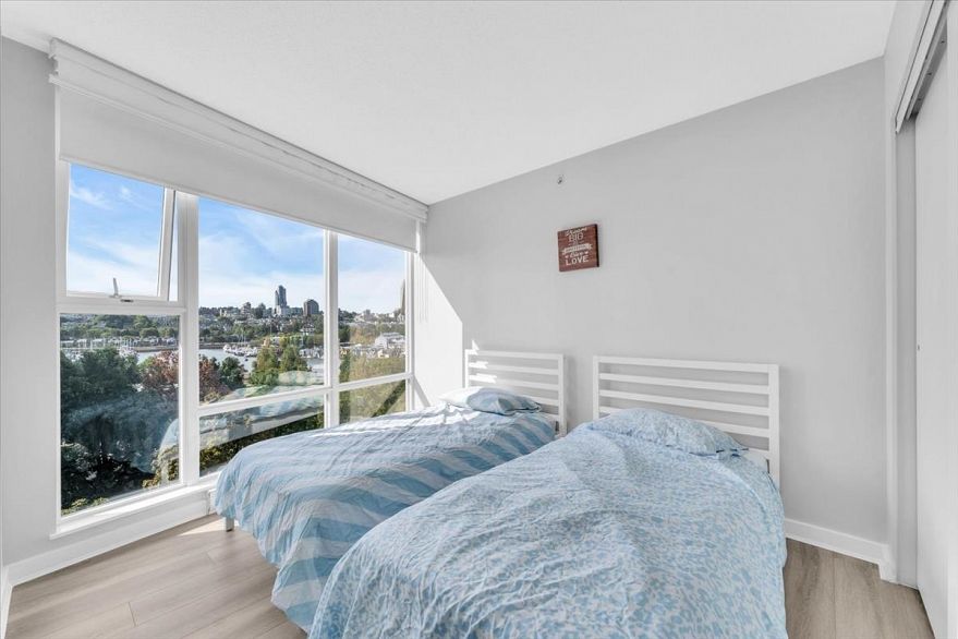 705 583 Beach Crescent