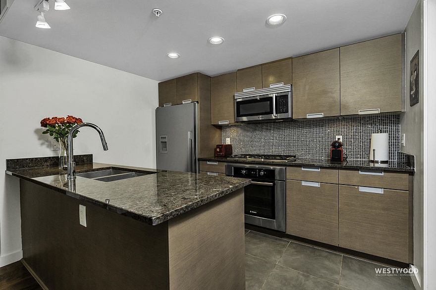 661 2080 W Broadway