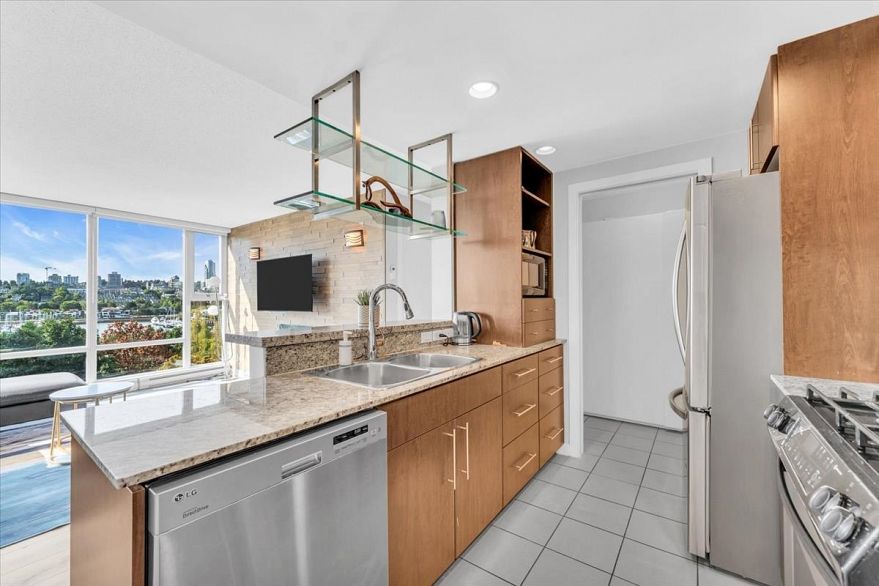 705 583 Beach Crescent