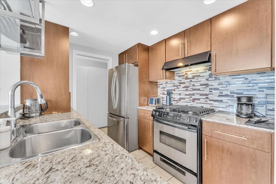 705 583 Beach Crescent
