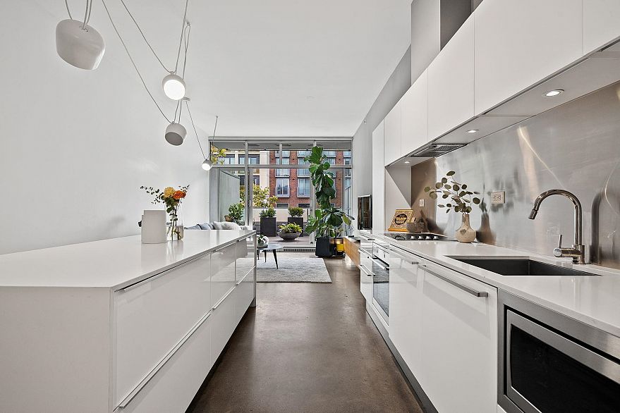 409 53 W Hastings Street