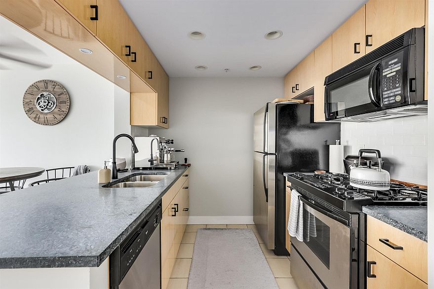 2802 1033 Marinaside Crescent