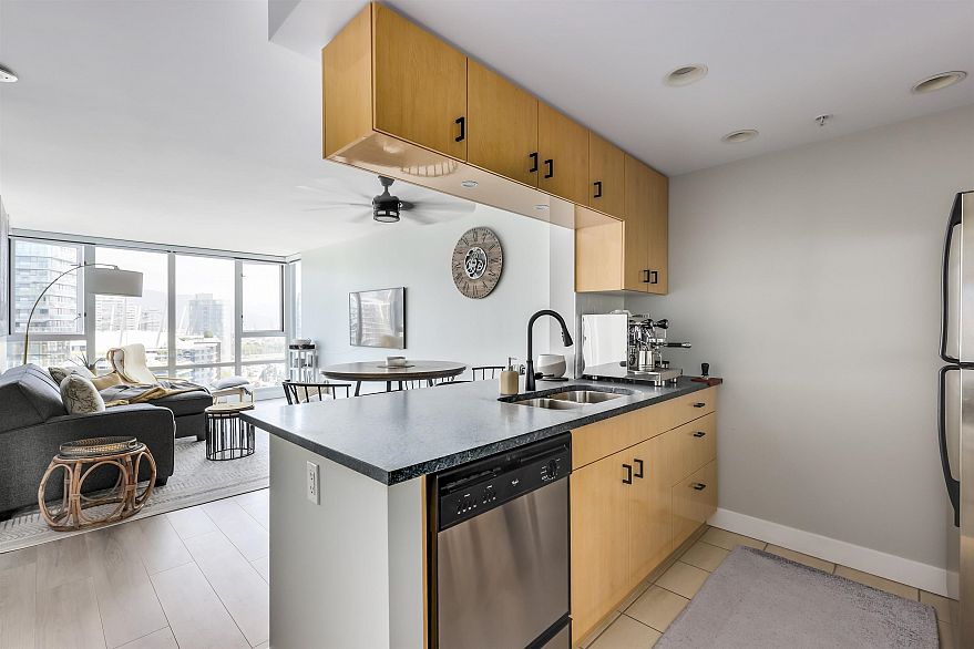 2802 1033 Marinaside Crescent