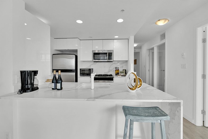 502 455 Beach Crescent