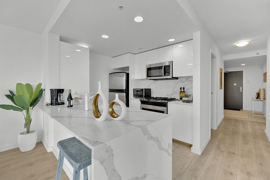 502 455 Beach Crescent