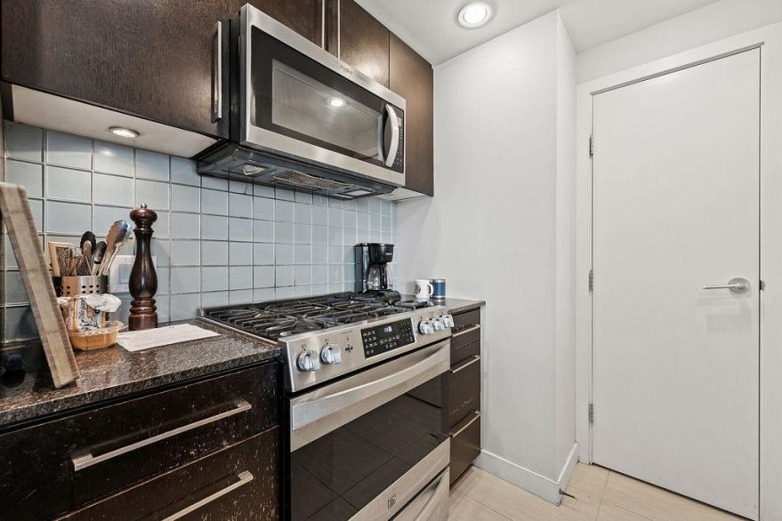 806 633 Kinghorne Mews