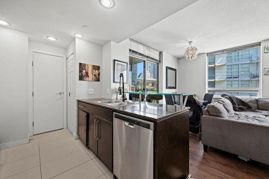 806 633 Kinghorne Mews
