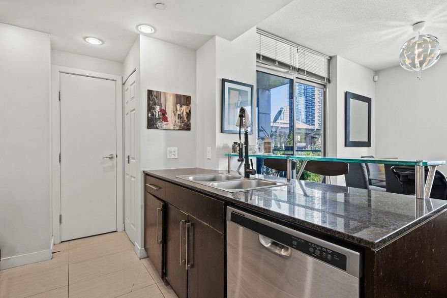 806 633 Kinghorne Mews