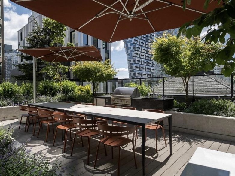 406 889 Pacific Street